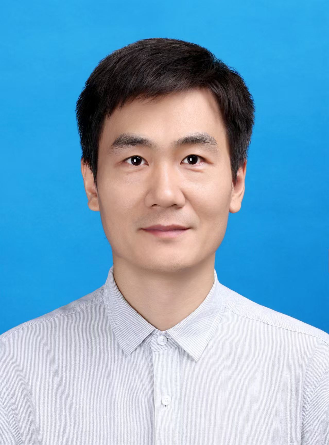 男人穿着衬衫AI 生成的内容可能不正确。 男人穿着衬衫AI 生成的内容可能不正确。